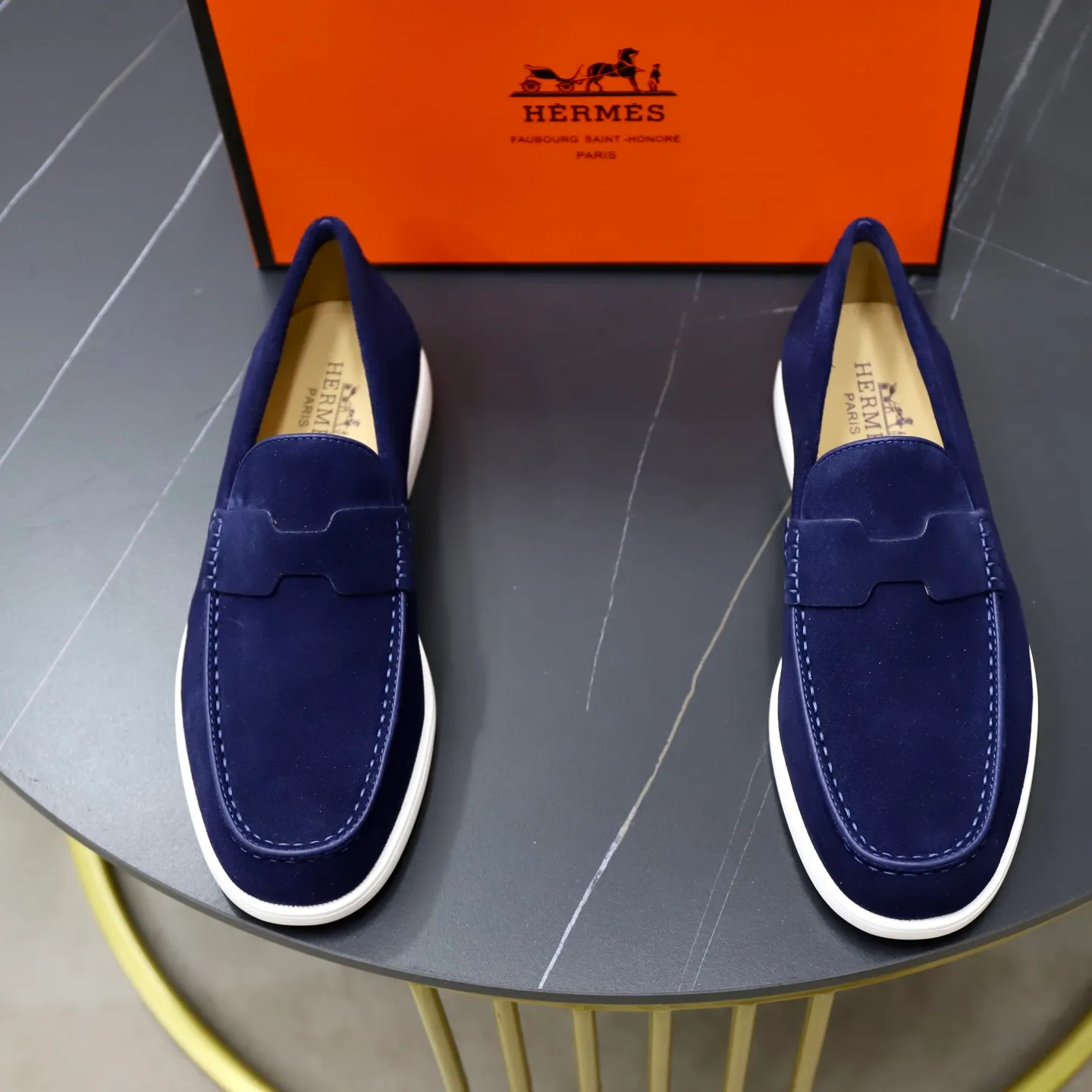Ex-factory price: 540💰Hermès/Hermès slip-on men's shoes. This shoe is made of imported cow suede leather, with simple and smooth lines, and a 3CM rubber foam ultra-light sole combined with aerodynamic design! Youthful and fashionable, H button decoration, contrasting leather embellishment on the heel, calf lining to gently wrap your feet, with embossed logo cowhide feet, leather rock strips, casual and urban style, highlighting youthful vitality, sports and leisure version, super versatile Size number: 38-39-40-41-42-43-44 Standard leather shoe size (45 can be customized but does not support returns)